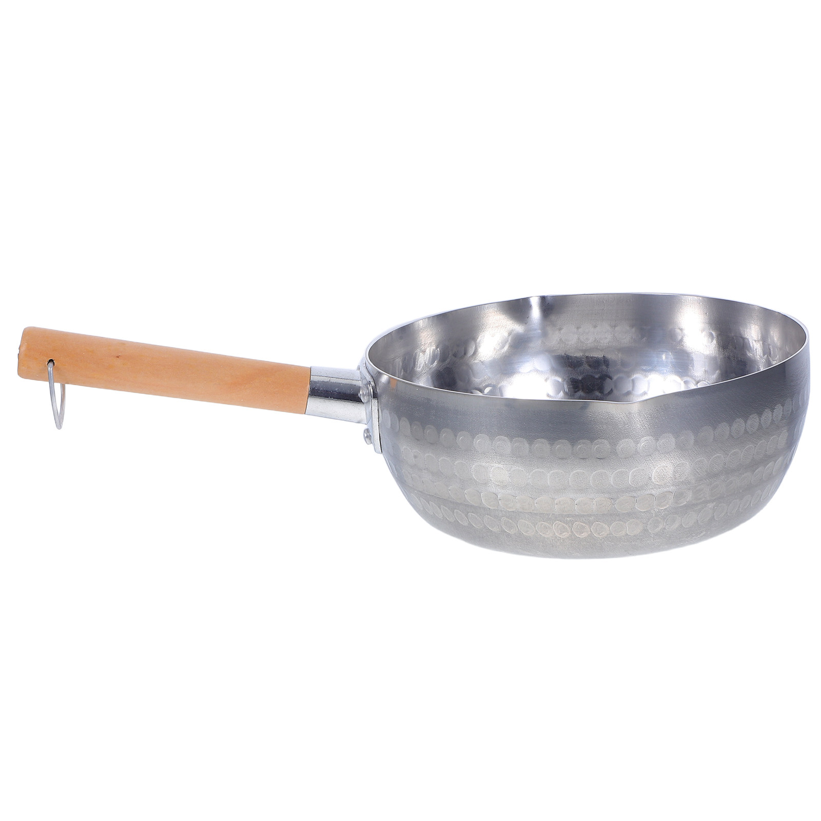 Japanese Camping Cooking - 日本の厚手アルミニウム製、底が平らなフライパン。木製の取っ手とV字型の注ぎ口が付いており、キャンプでのミルク調理や、炒め物に最適。