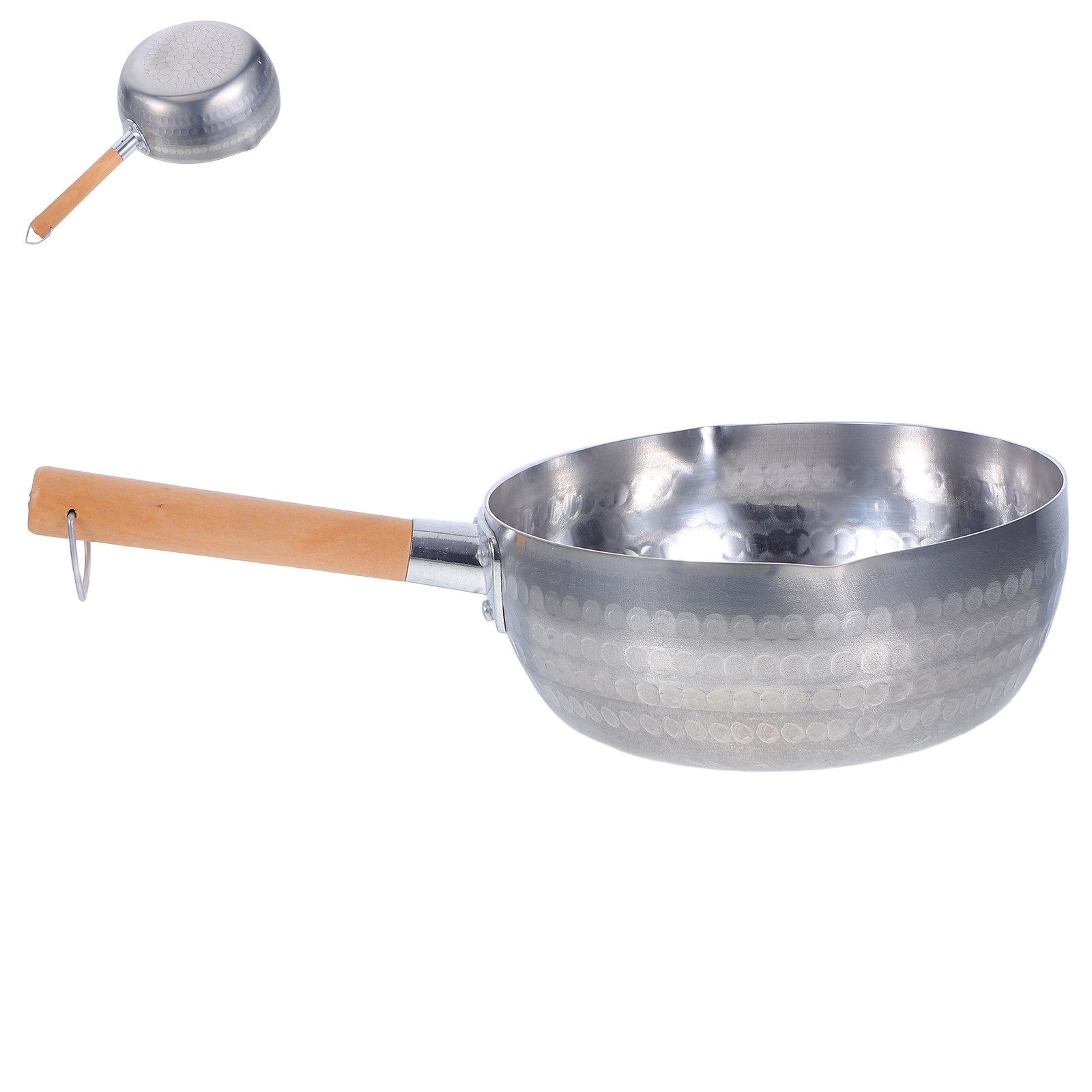 Japanese Camping Cooking - 日本の厚手アルミニウム製、底が平らなフライパン。木製の取っ手とV字型の注ぎ口が付いており、キャンプやミルクを煮るのに便利。